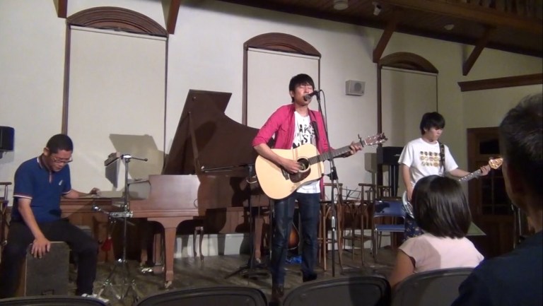 歌うたいのバラッド、ボーカル&ギター:夢輝、ベース:いずみ太朗、カフォン:タナヤン