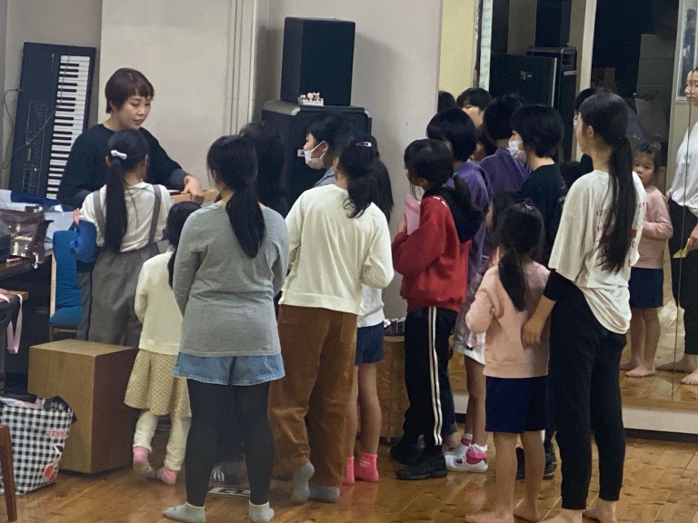 終わりの挨拶をするナノの子どもたち